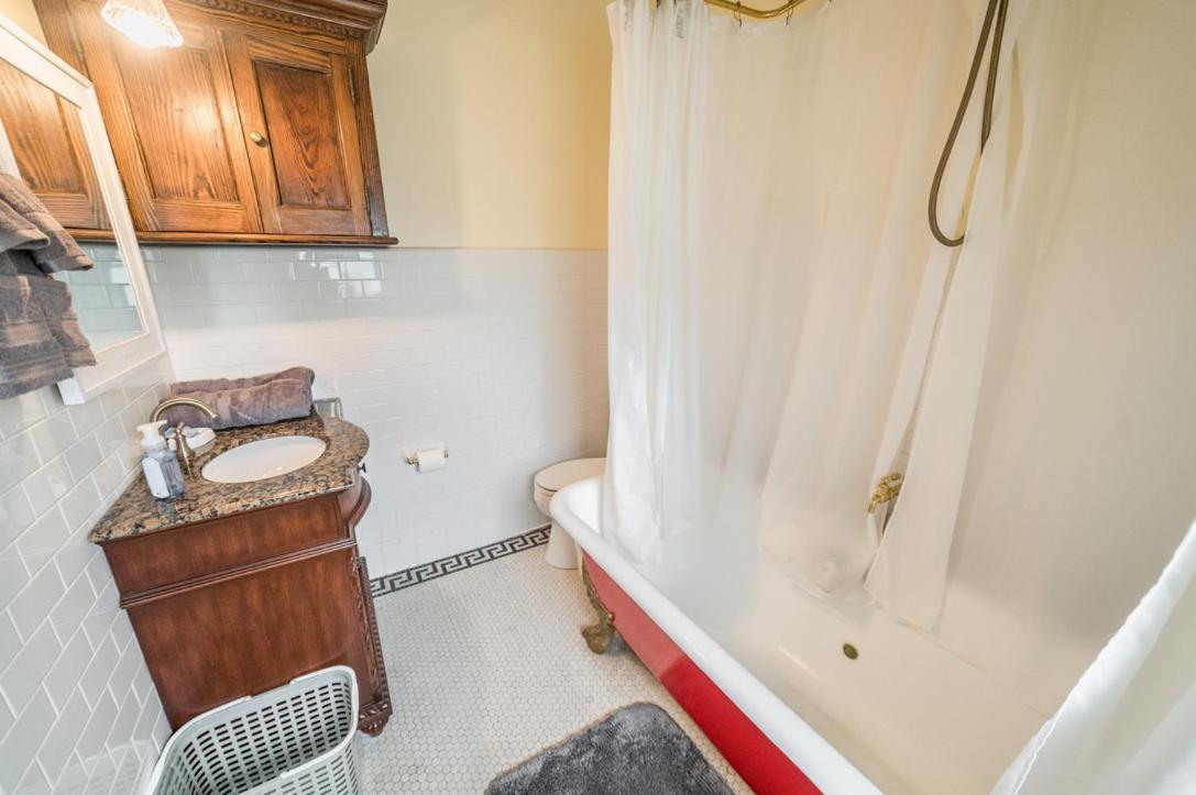 One Of These Nights - King Sized Bed - Sleeps 2 Hotel Lynchburg Exterior photo