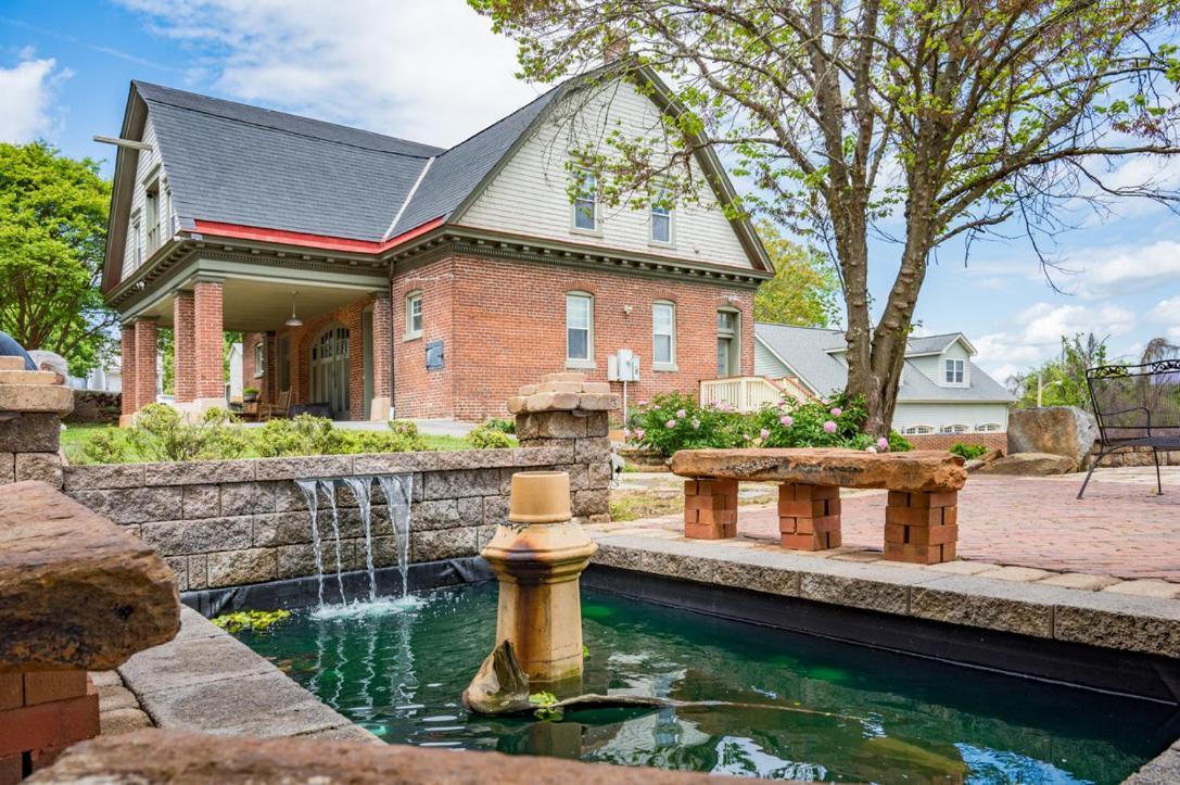 One Of These Nights - King Sized Bed - Sleeps 2 Hotel Lynchburg Exterior photo