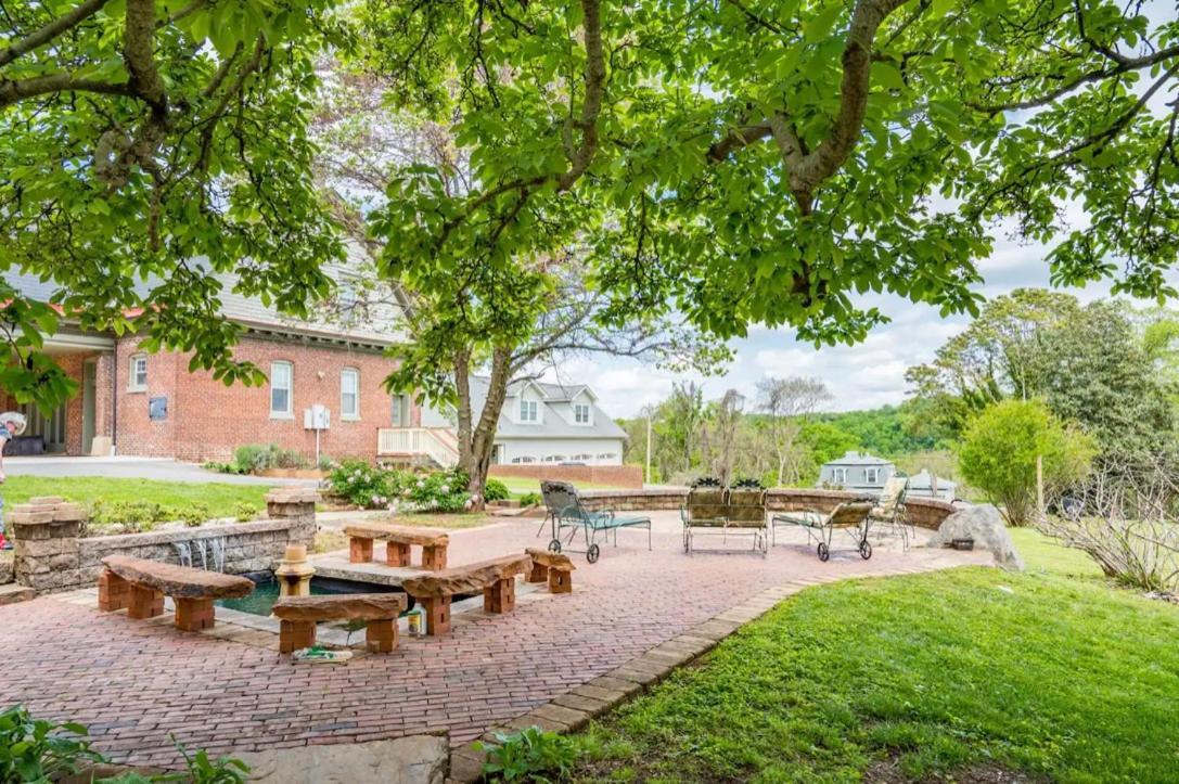 One Of These Nights - King Sized Bed - Sleeps 2 Hotel Lynchburg Exterior photo